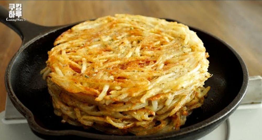 ilustrasi pancake garlic keju kentang ala Korea (youtube.com/Cooking Haru)