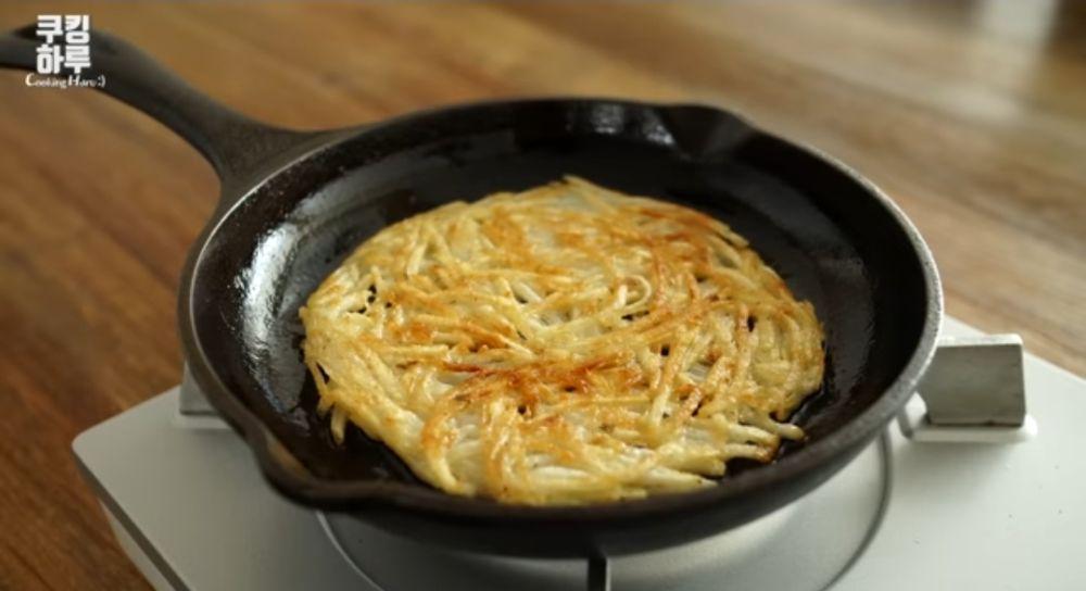 ilustrasi memasak pancake garlic keju kentang (youtube.com/Cooking Haru)