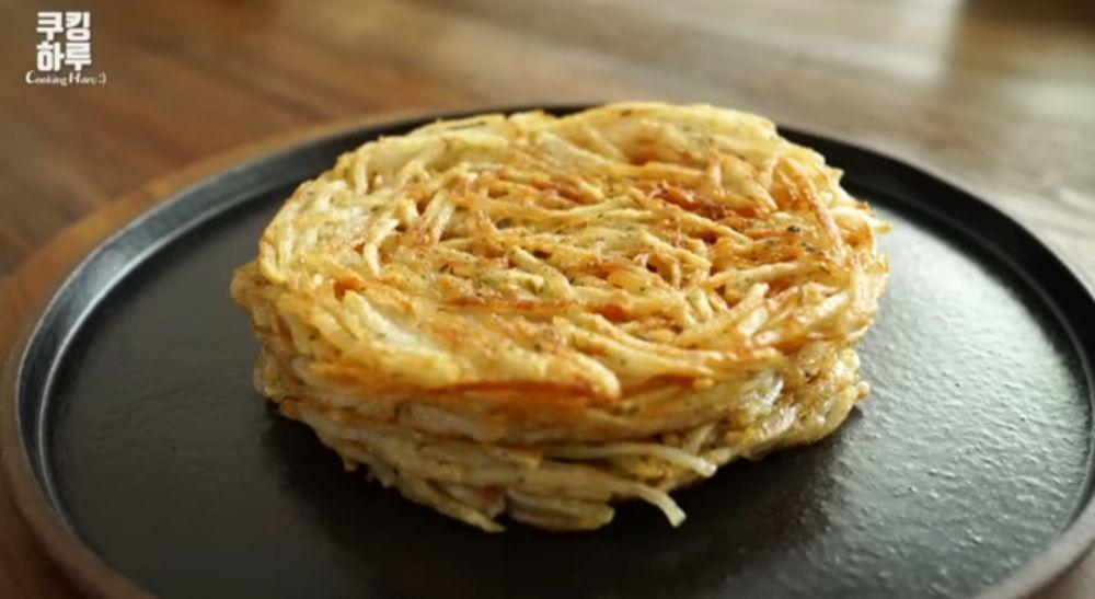 ilustrasi penyajian pancake garlic keju kentang di atas piring datar (youtube.com/Cooking Haru)