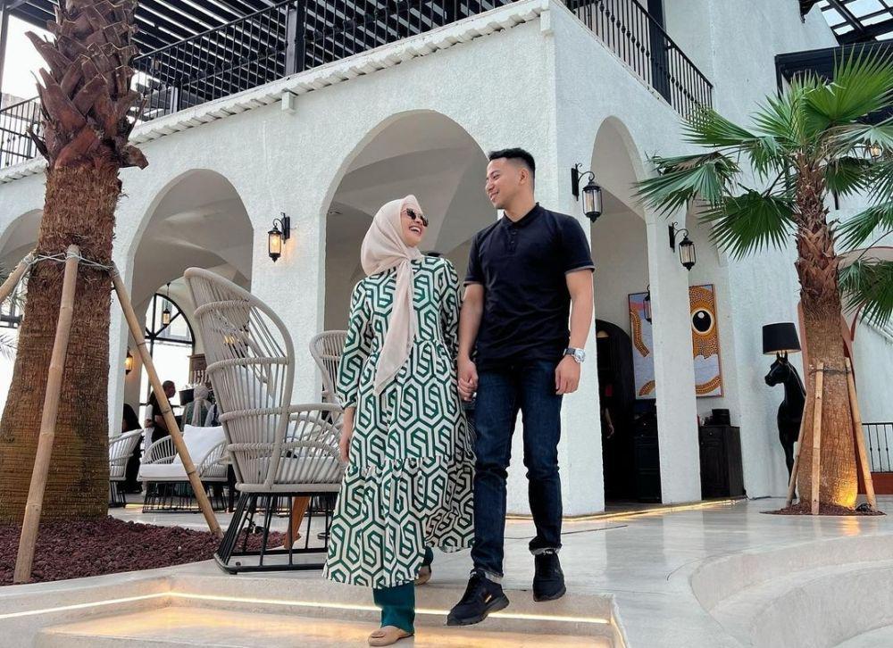 Poppy Bunga bersama suami (instagram.com/poppybungariphat)
