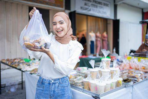 Membawa takjil sesuai abjad pertama nama kamu (Shutterstock/Odua Images)