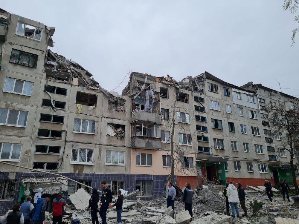 Kondisi apartemen di Sloviansk yang dihantam rudal Rusia. (dok. Twitter @MFA_Ukraine)
