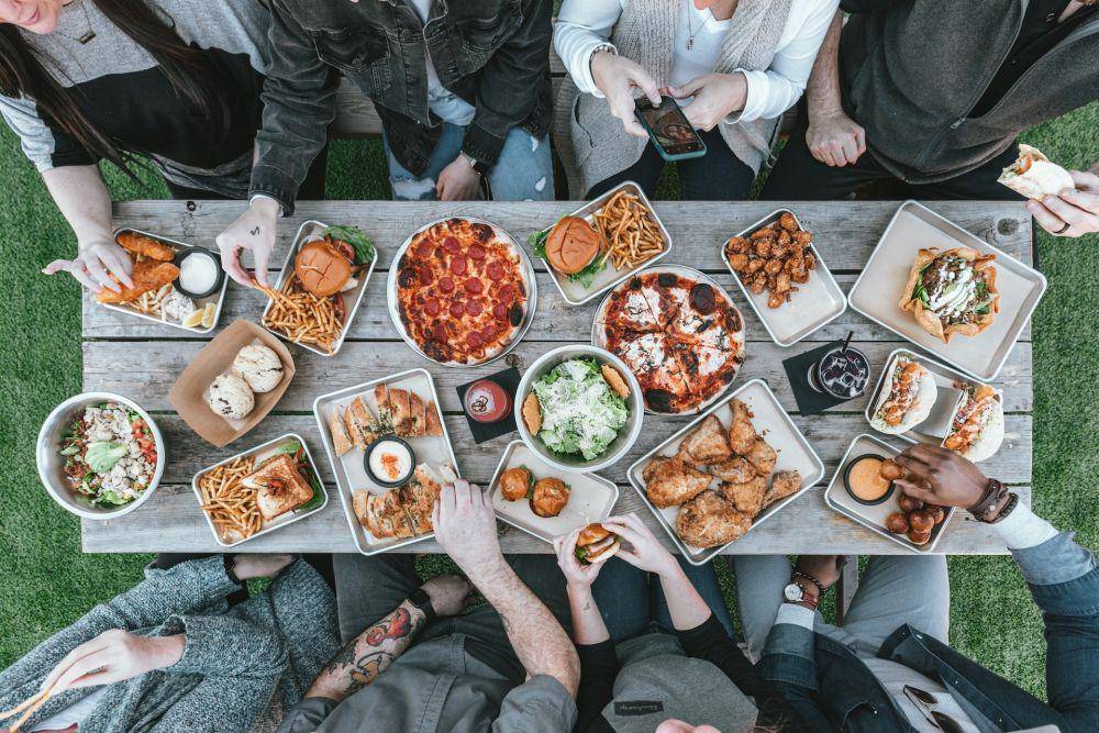 ilustrasi makan secukupnya sebelum berpergian (unsplash.com/Spencer Davis)