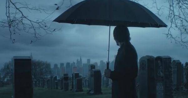 John memandang makam Helen ( Dok. Lionsgate  / John Wick )