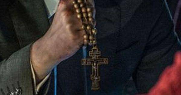 Bentuk logo Ruska Roma yang terdapat pada kalung rosario milik John ( Dok. Lionsgate  / John Wick 3)