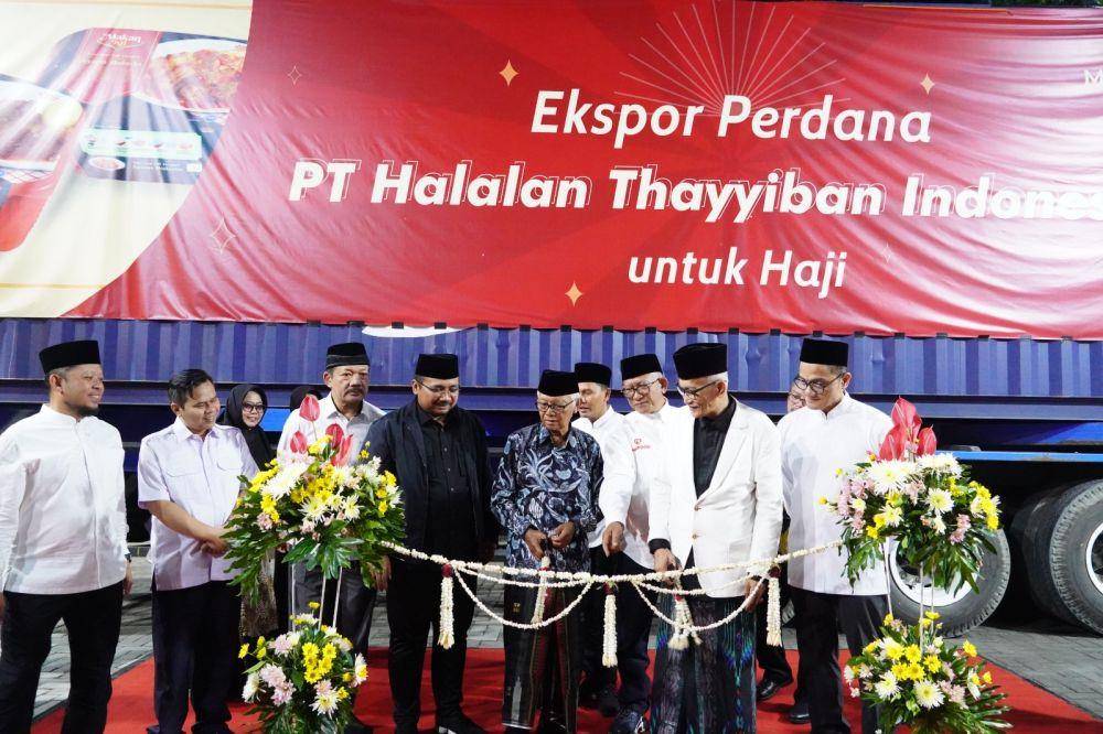 Menteri Agama Yaqut Cholil Qoumas melepas ekspor perdana satu kontainer produk makanan ke Arab Saudi (Dok. Kemenag)