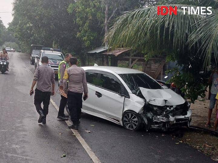Salah satu mobil yang alami laka lantas di wilayah Kabupaten Aceh Besar, Aceh. (Dokumentasi Sat Lantas Porles Aceh Besar untuk IDN Times)
