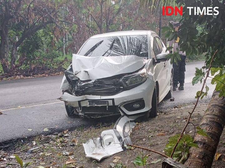 Salah satu mobil yang alami laka lantas di wilayah Kabupaten Aceh Besar, Aceh. (Dokumentasi Sat Lantas Porles Aceh Besar untuk IDN Times)