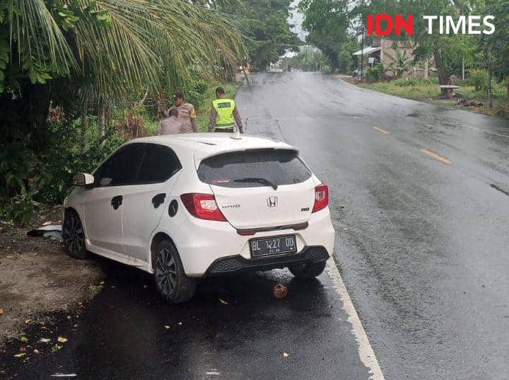 Salah satu mobil yang alami laka lantas di wilayah Kabupaten Aceh Besar, Aceh. (Dokumentasi Sat Lantas Porles Aceh Besar untuk IDN Times)