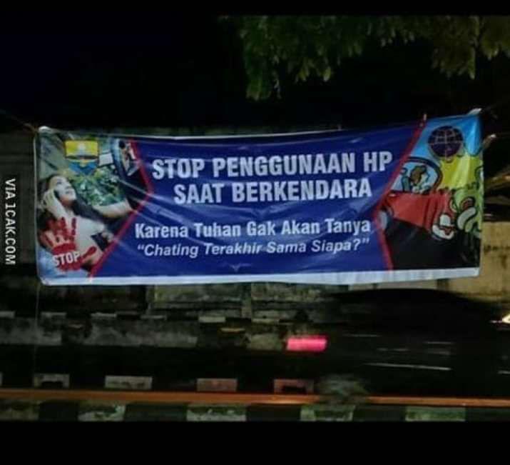 9 Banner Peringatan Lalu Lintas Bikin Ngikik