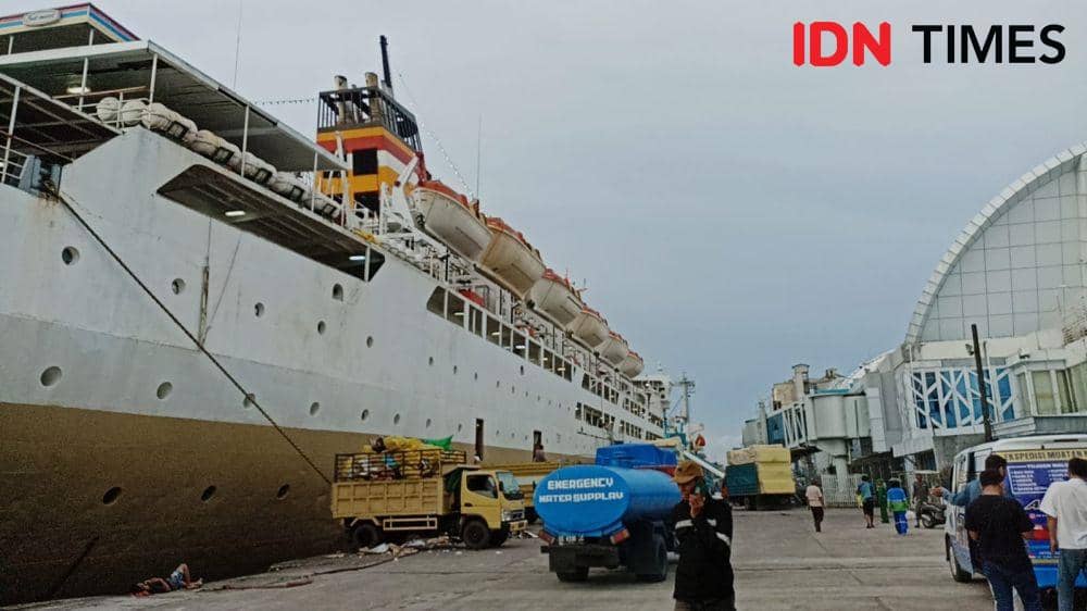 Salah satu kapal PT Pelni saat bersandar di Pelabuhan Soeakrno-Hatta Makassar. (Dahrul Amri/IDN Times Sulsel)