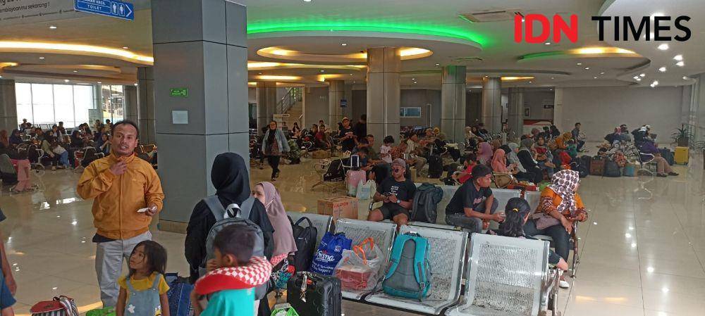Penumpang atau pemudik saat menunggu kapal di ruang tunggu Pelabuhan Seokarno-Hatta Makassar. (Dahrul Amri/IDN Times Sulsel)