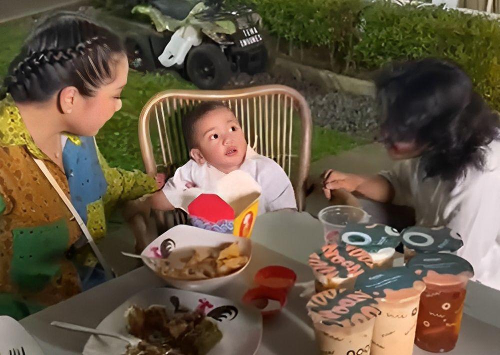 Ummi Pipik dan keluarga di rumah Raffi Ahmad (instagram.com/_ummi_pipik_)