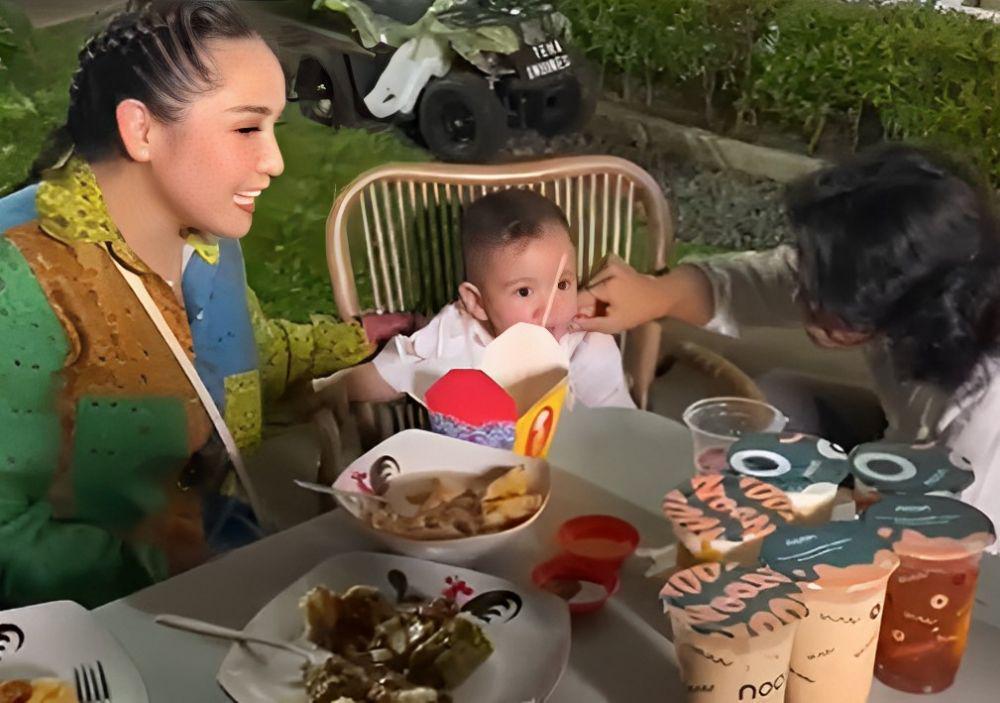 Ummi Pipik dan keluarga di rumah Raffi Ahmad (instagram.com/_ummi_pipik_)