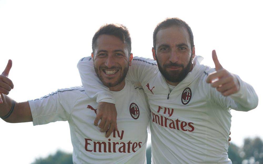 Andrea Bertolacci (kiri) bersama Gonzalo Higuain (twitter.com/Bertolacci)
