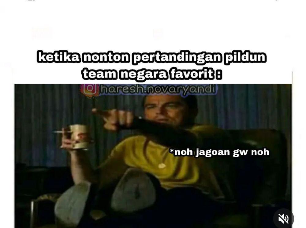 9 Meme Lucu Orang Bawel saat Nonton TV, Ngalahin Komentator Sepak Bola