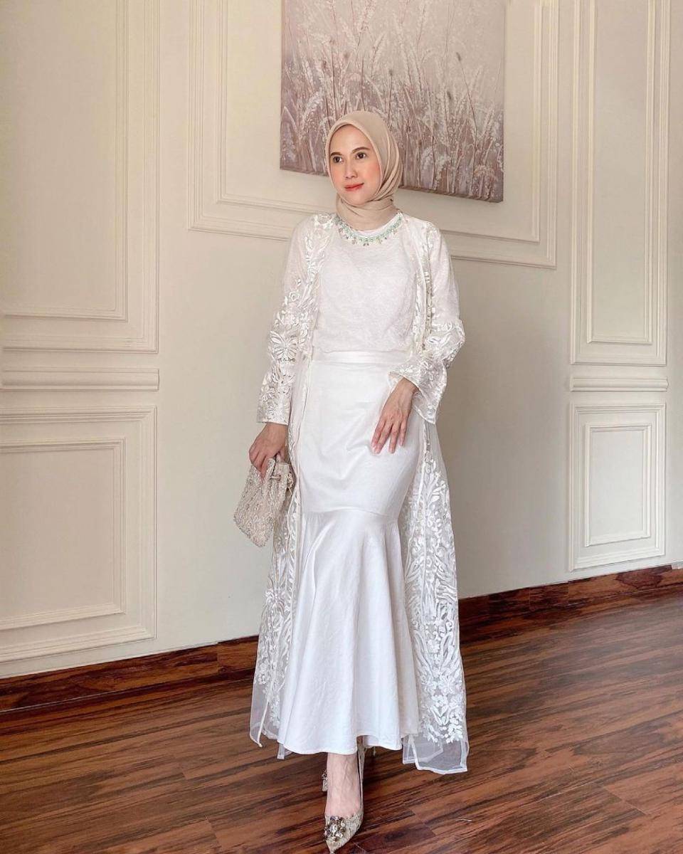 inspirasi OOTD warna putih ala Vita Nurvitasari (instagram.com/vita.nurvitasari)