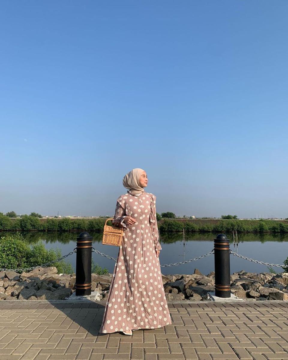 padu padan outfit motif floral untuk ke pantai ala selebgram hijab (instagram.com/nasariastri)
