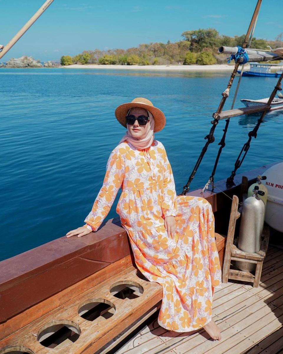 padu padan outfit motif floral untuk ke pantai ala selebgram hijab (instagram.com/kairissta)