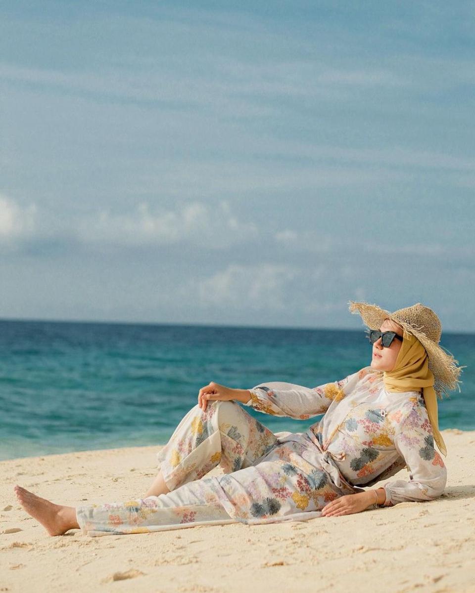 padu padan outfit motif floral untuk ke pantai ala selebgram hijab (instagram.com/kairissta)