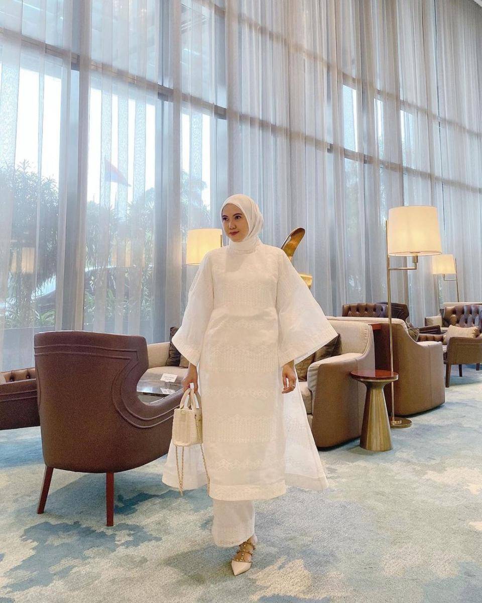 inspirasi OOTD warna putih ala Vita Nurvitasari (instagram.com/vita.nurvitasari)