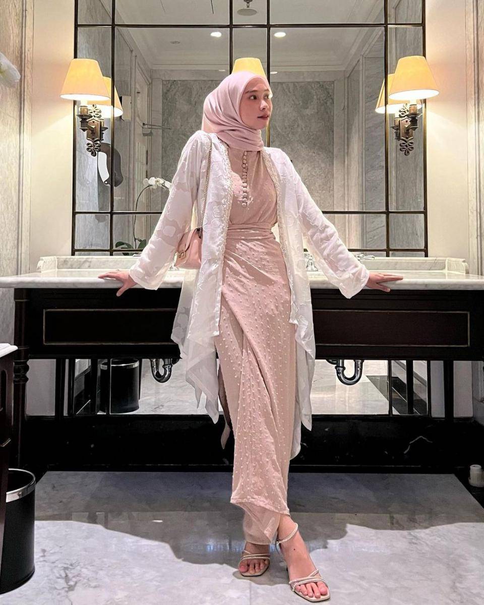 OOTD hijab pendamping wisuda ala Astri Ratnasari (instagram.com/nasariastri)