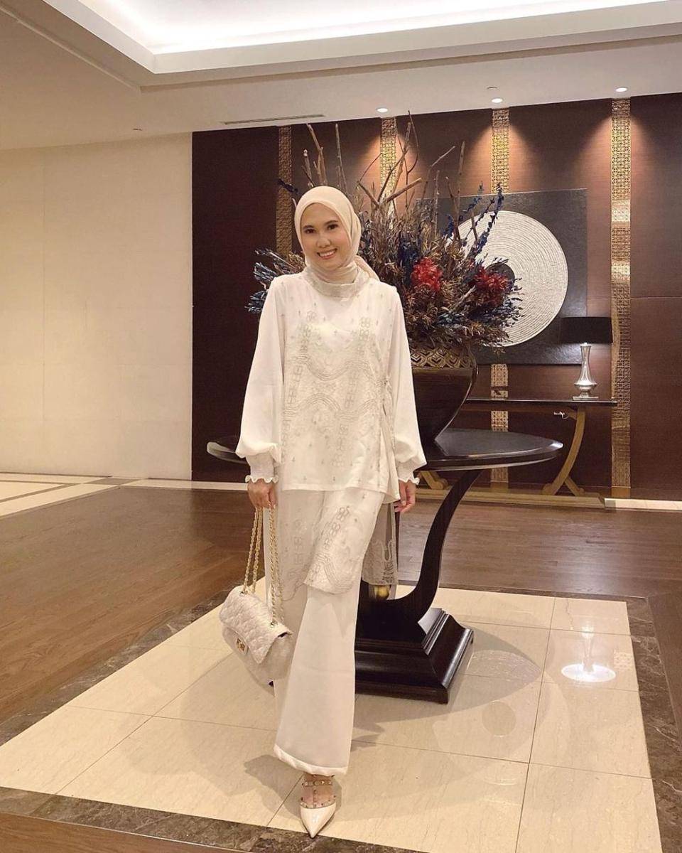 inspirasi OOTD warna putih ala Vita Nurvitasari (instagram.com/vita.nurvitasari)