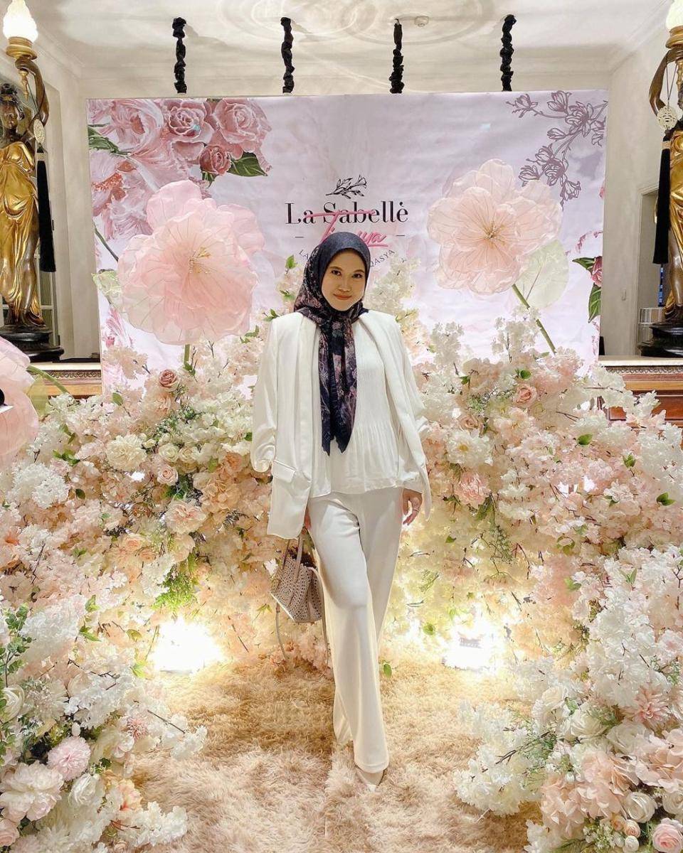 inspirasi OOTD warna putih ala Vita Nurvitasari (instagram.com/vita.nurvitasari)