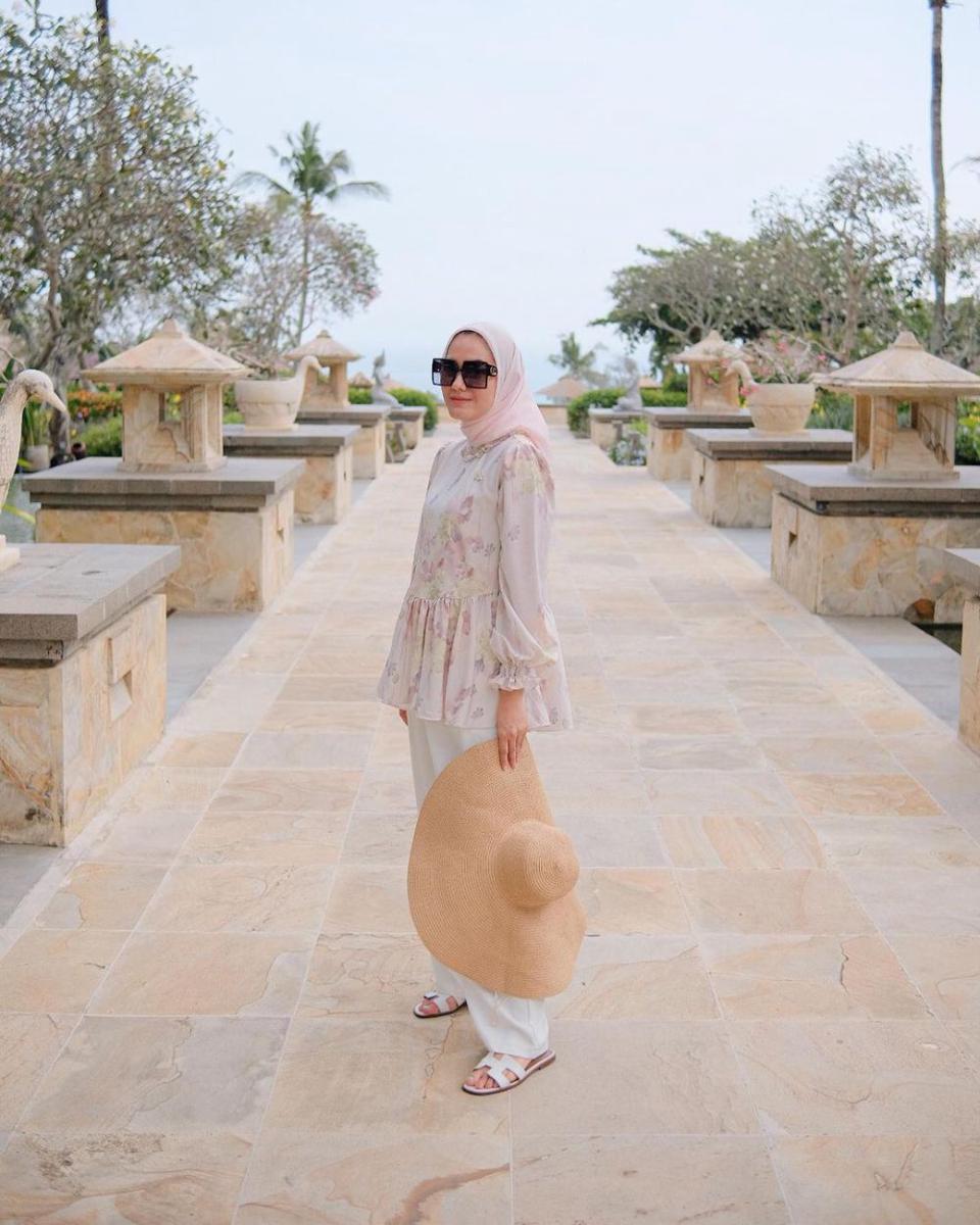 padu padan outfit motif floral untuk ke pantai ala selebgram hijab (instagram.com/kairissta)