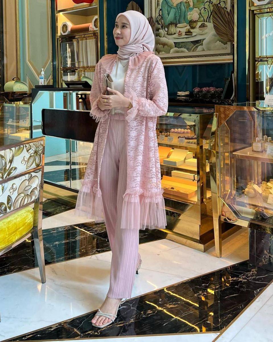 OOTD hijab pendamping wisuda ala Astri Ratnasari (instagram.com/nasariastri)