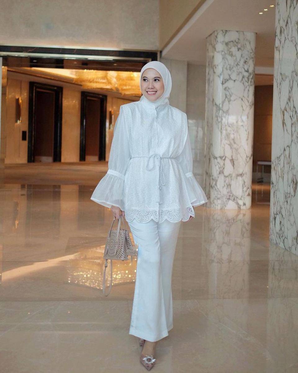 inspirasi OOTD warna putih ala Vita Nurvitasari (instagram.com/vita.nurvitasari)