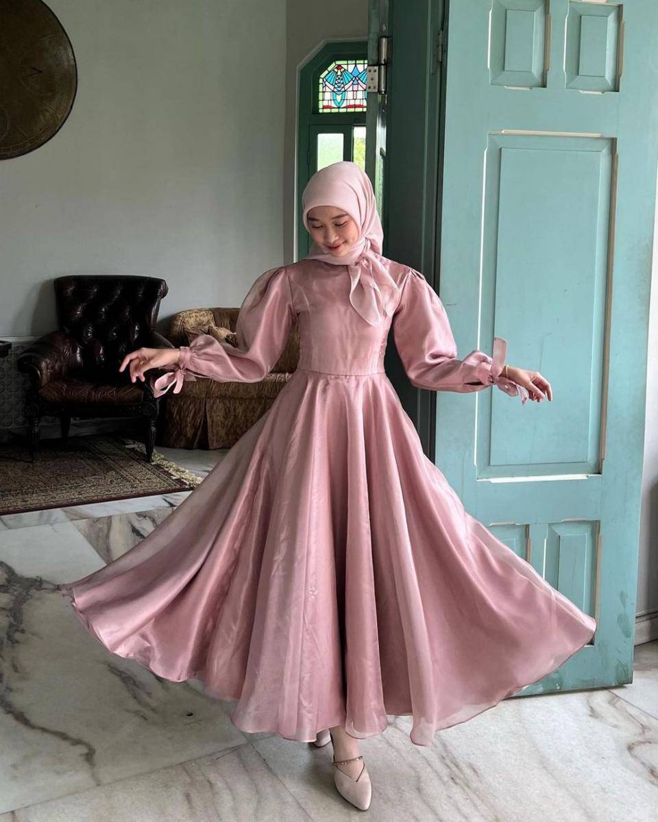 OOTD hijab pendamping wisuda ala Astri Ratnasari (instagram.com/nasariastri)