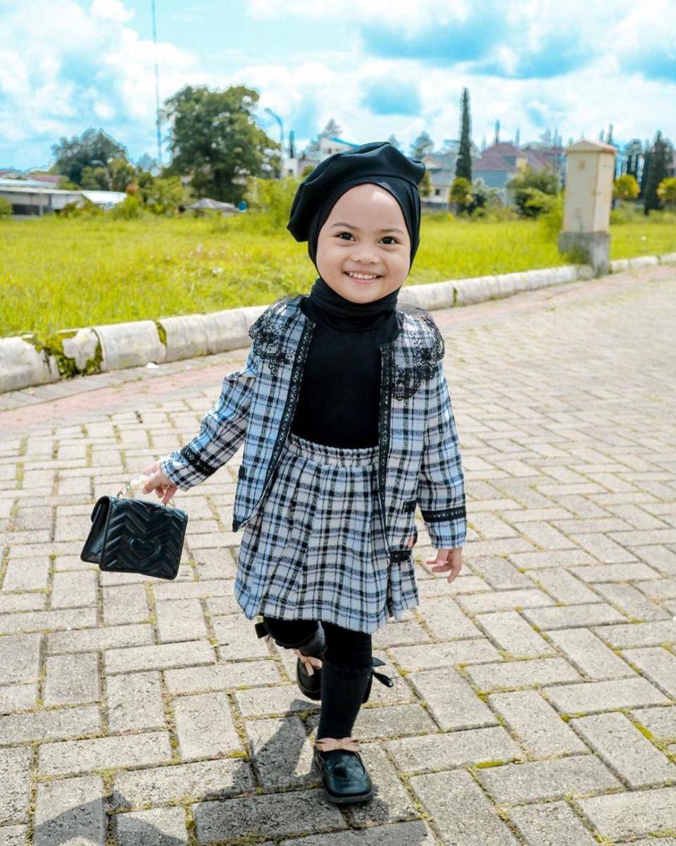 Ootd lebaran anak perempuan (Instagram/babyshireenaqila)