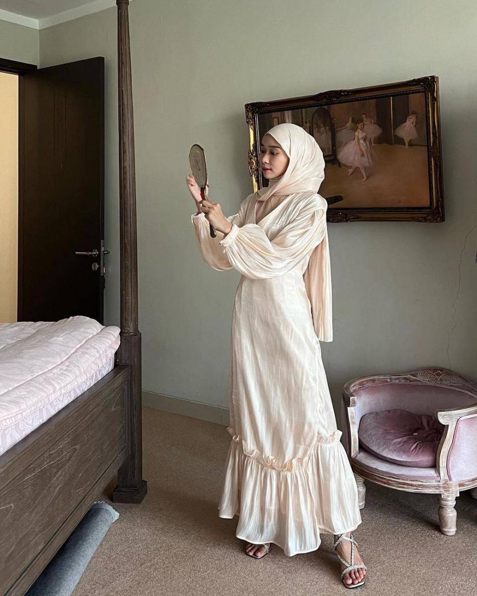 OOTD hijab pendamping wisuda ala Astri Ratnasari (instagram.com/nasariastri)
