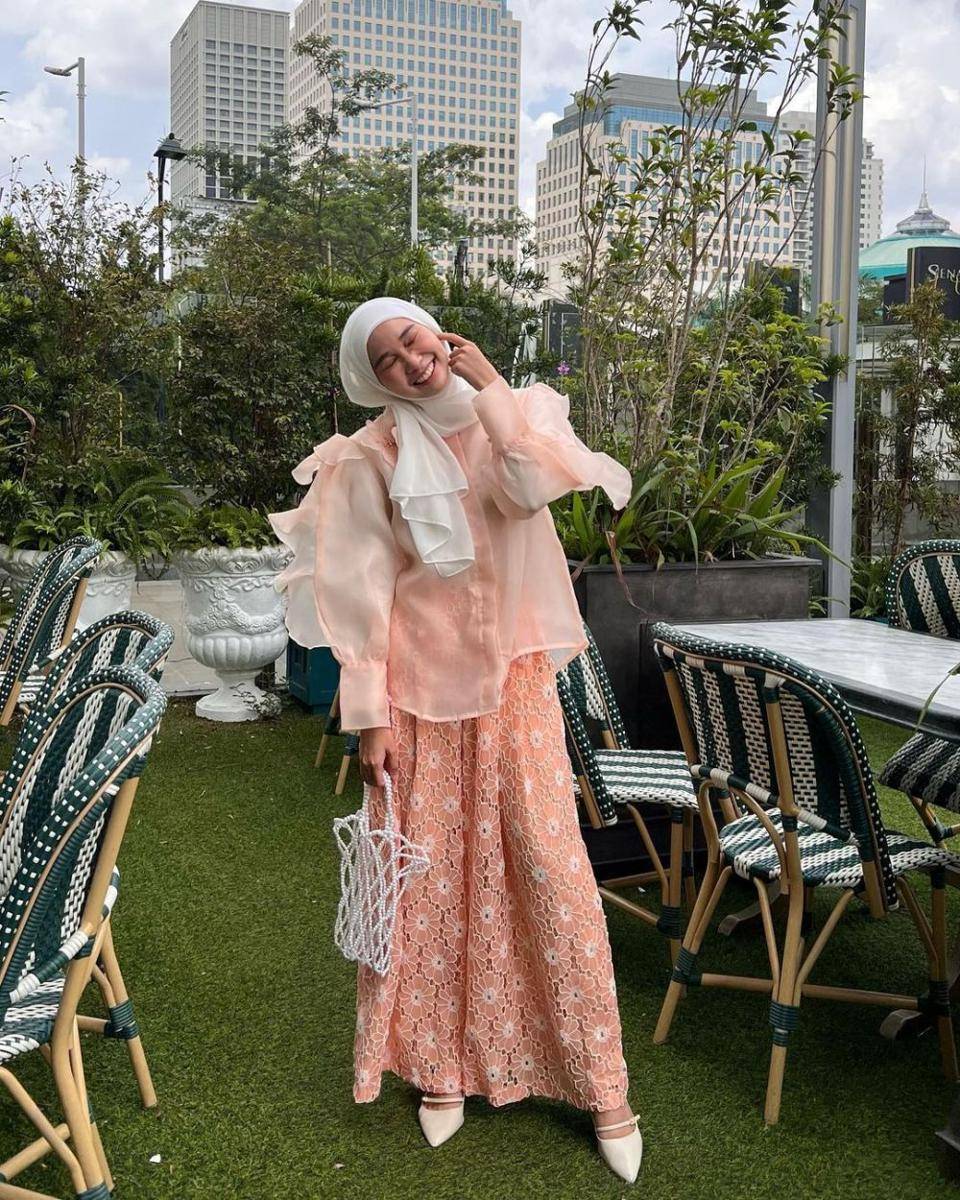 OOTD hijab pendamping wisuda ala Astri Ratnasari (instagram.com/nasariastri)