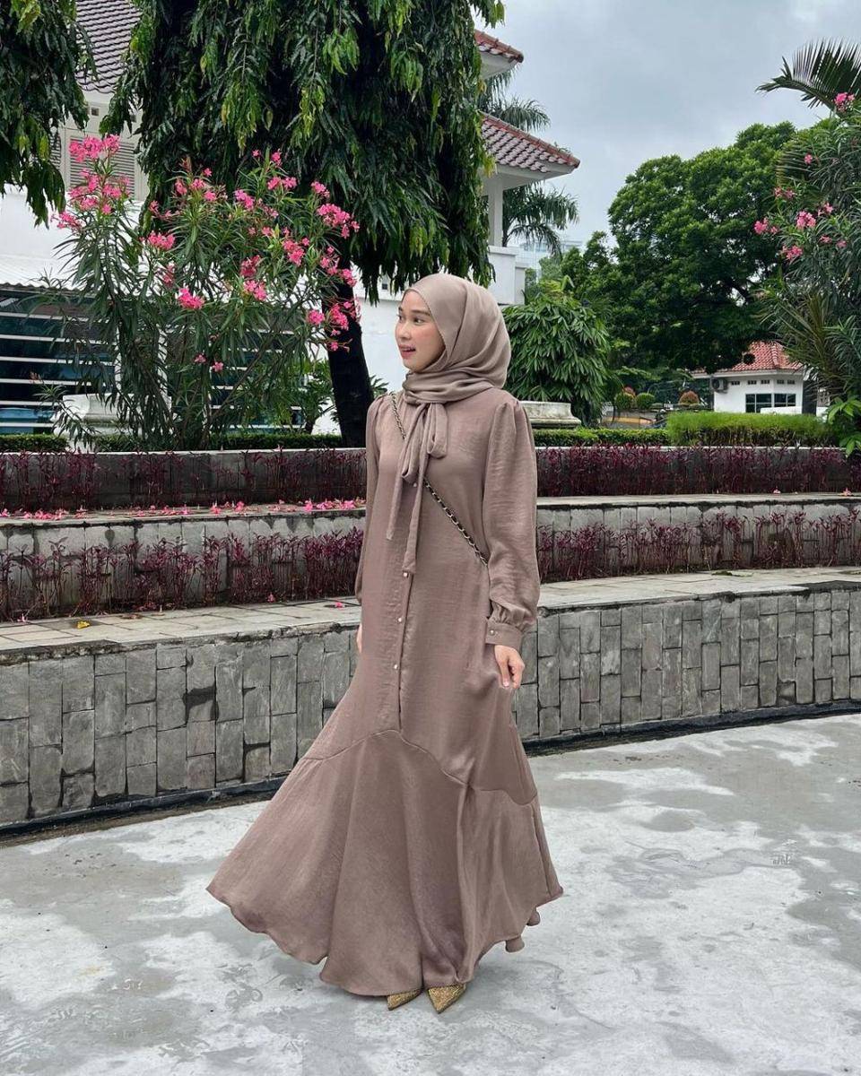 OOTD hijab pendamping wisuda ala Astri Ratnasari (instagram.com/nasariastri)
