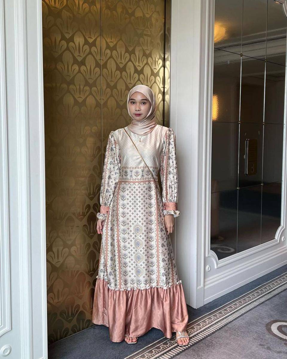 OOTD hijab pendamping wisuda ala Astri Ratnasari (instagram.com/nasariastri)