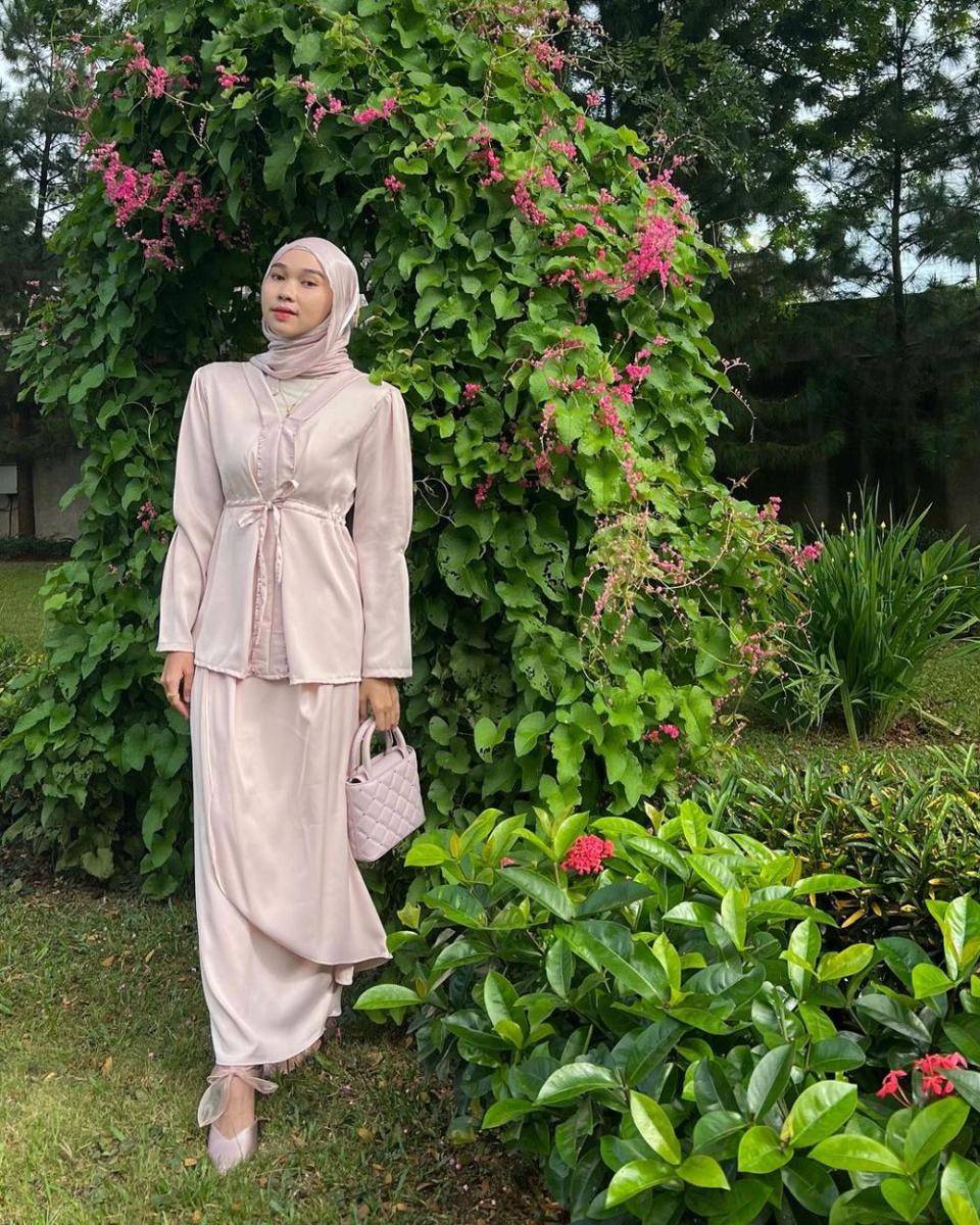 OOTD hijab pendamping wisuda ala Astri Ratnasari (instagram.com/nasariastri)