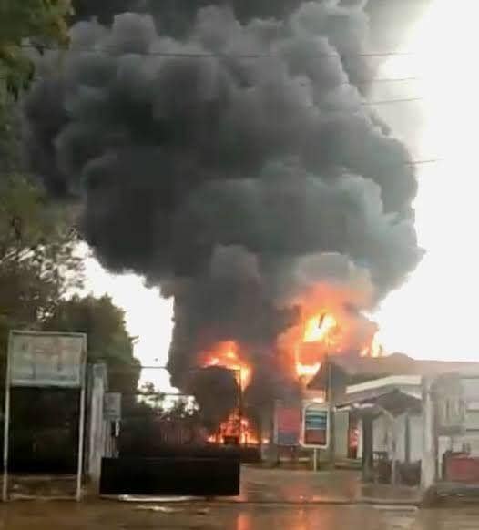 (Booster Pertamina di Banyuasin terbakar karena sambaran petir) IDN Times/Istimewa