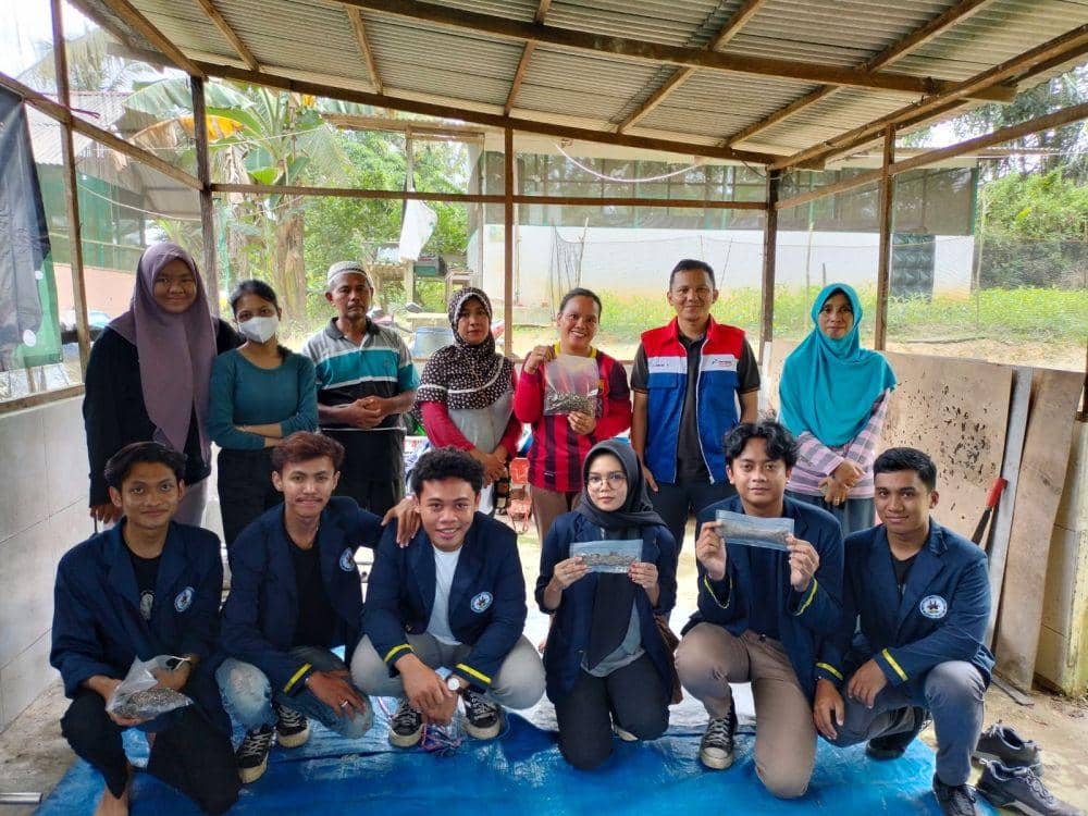 ITK dan Kelompok Petratonik Kolaborasi Pembuatan Maggot Kering di Kelurahan Karangjoang Balikpapan Kalimantan Timur, Minggu (16/4/2023). Foto Pertamina