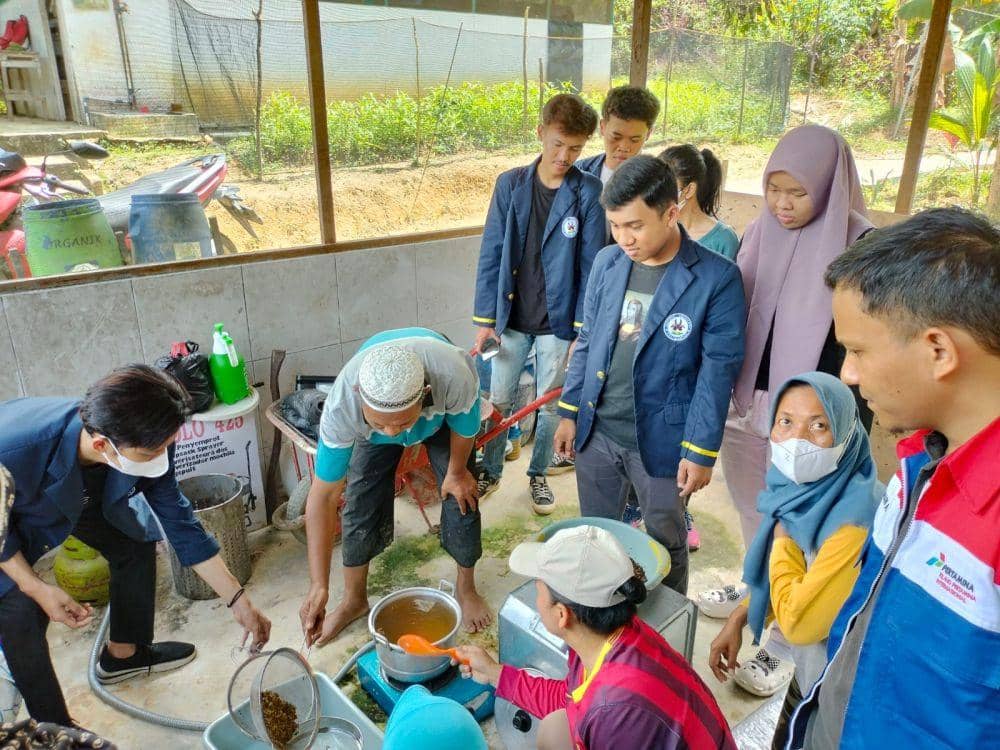 ITK dan Kelompok Petratonik Kolaborasi Pembuatan Maggot Kering di Kelurahan Karangjoang Balikpapan Kalimantan Timur, Minggu (16/4/2023). Foto Pertamina