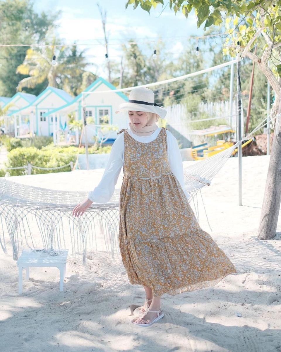 padu padan outfit motif floral untuk ke pantai ala selebgram hijab (instagram.com/saritiw)