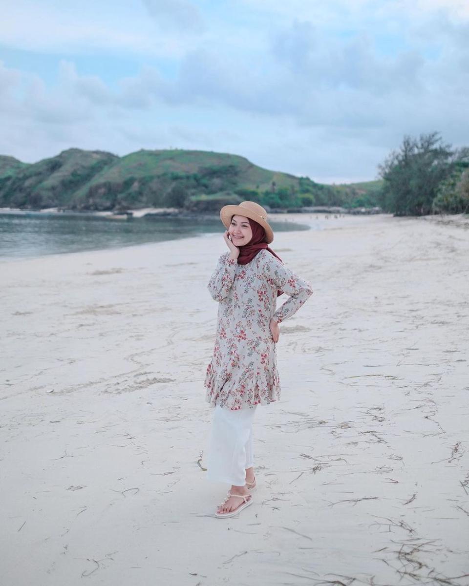 padu padan outfit motif floral untuk ke pantai ala selebgram hijab (instagram.com/saritiw)