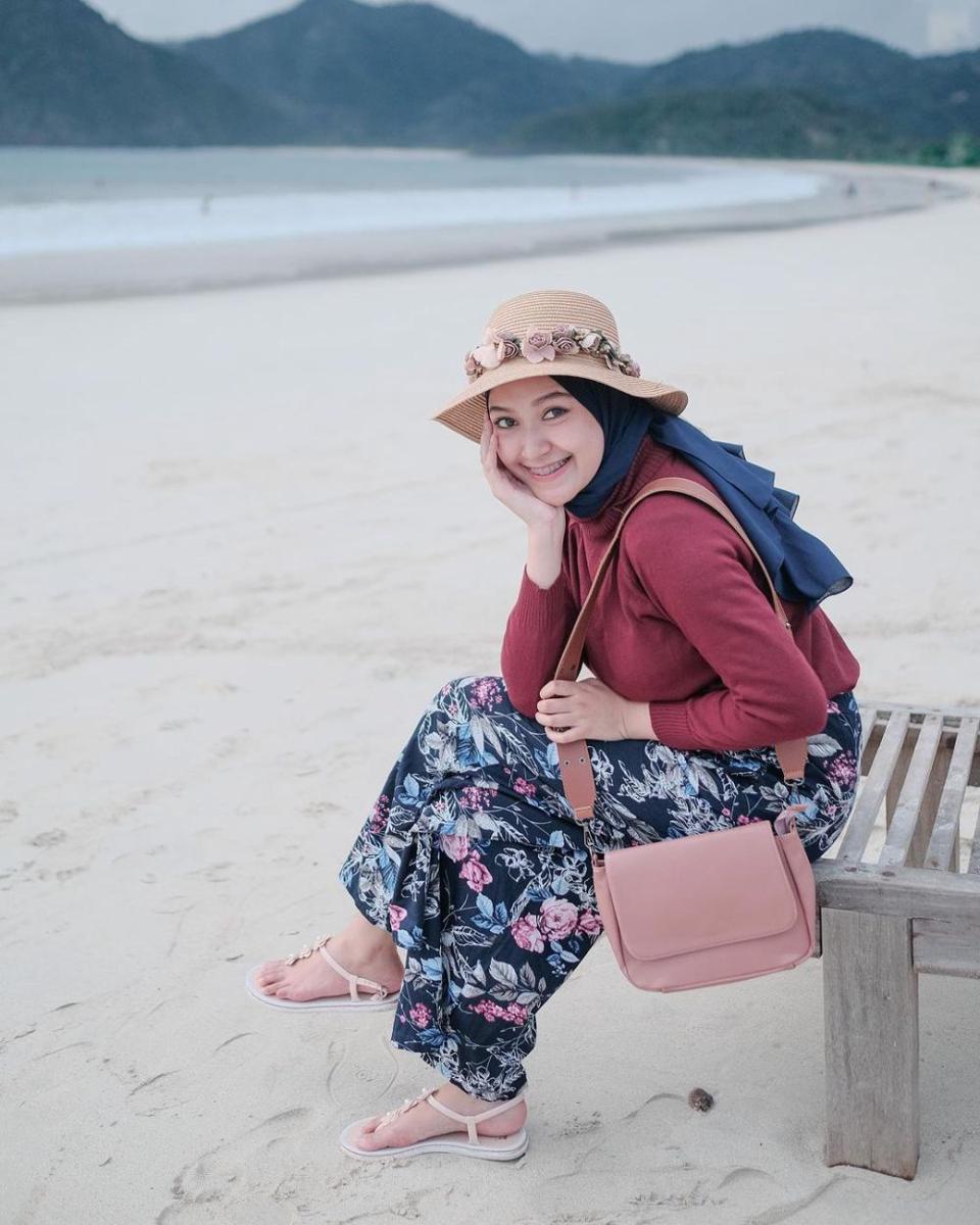 padu padan outfit motif floral untuk ke pantai ala selebgram hijab (instagram.com/saritiw)