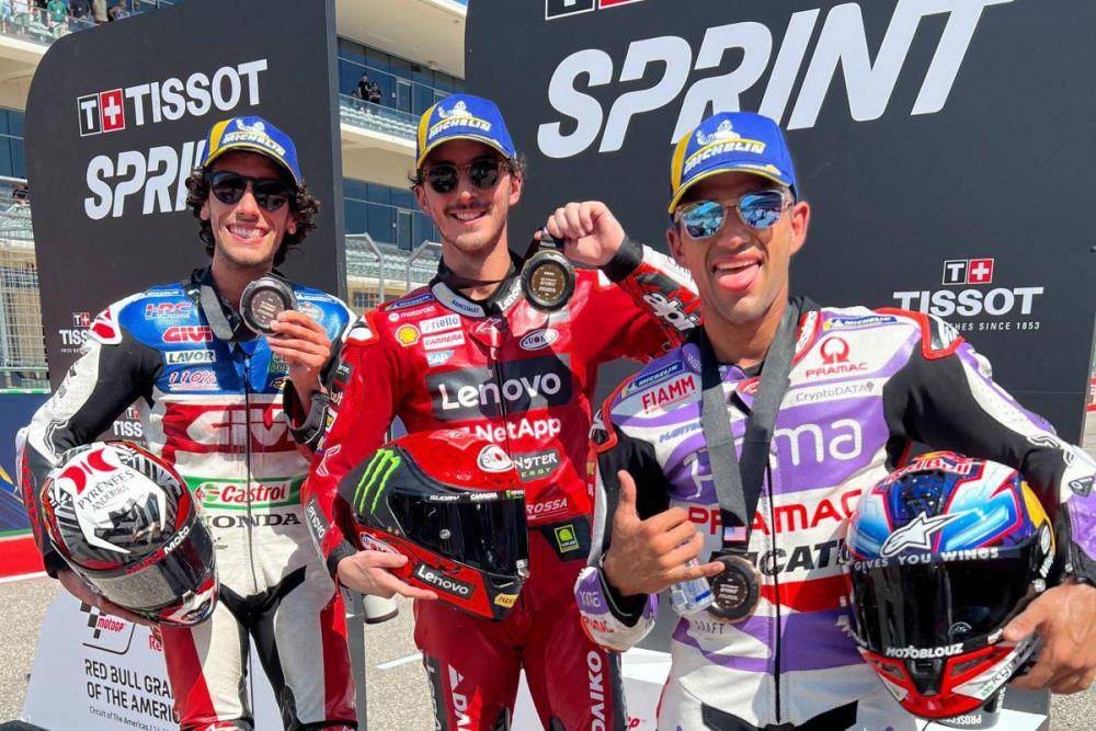 Alex Rins berfoto bersama Francesco Bagnaia dan Jorge Martin seusai sprint race GP Amerika 2023. (motogp.com)