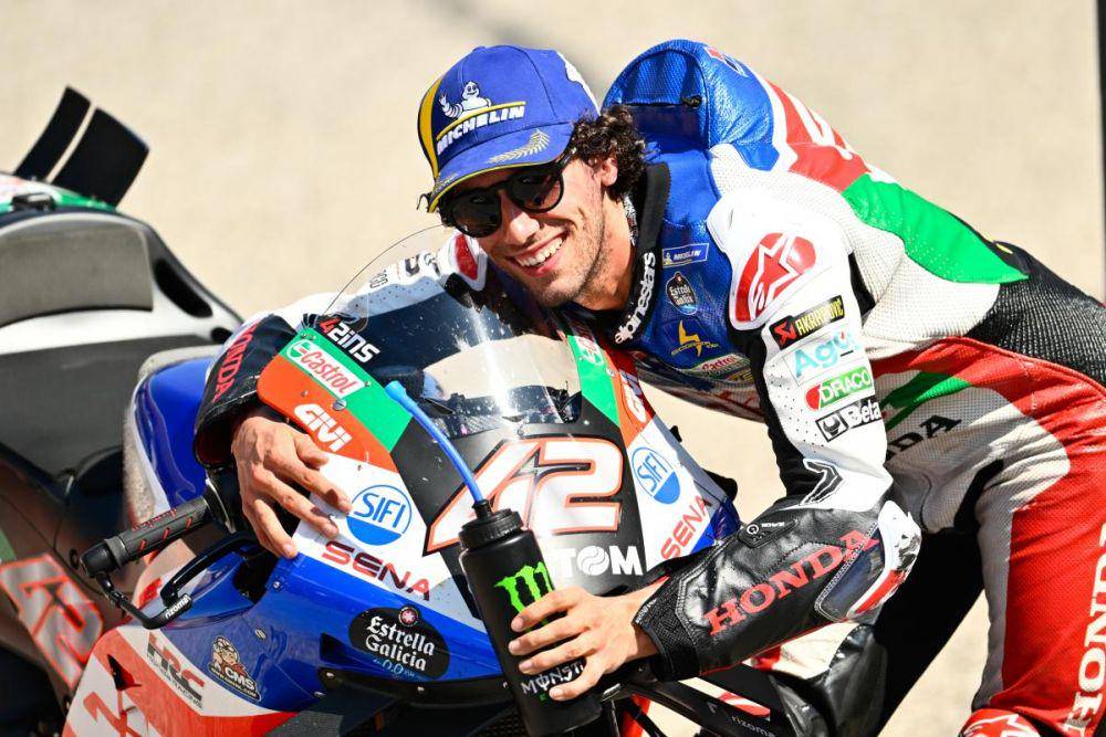 Alex Rins memeluk motornya usai sprint race GP Amerika 2023. (motogp.com)