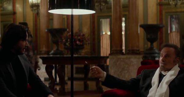Julius memberikan voucher kamar terbaik di hotelnya ( Dok. Lionsgate / John Wick 2 )