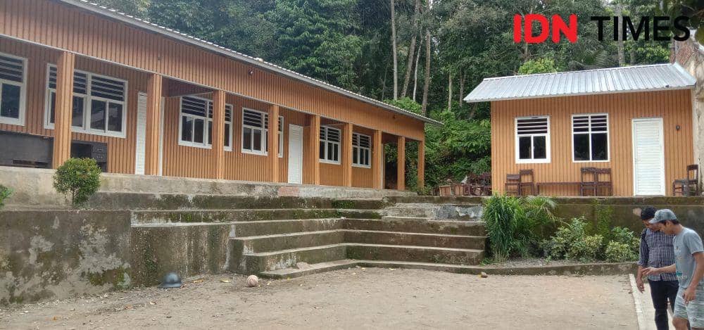 Sekolah Dasar yang terbuat dari sampah plastik di Kecamatan Gunungsari, Lombok Barat. (IDN Times/Muhammad Nasir)
