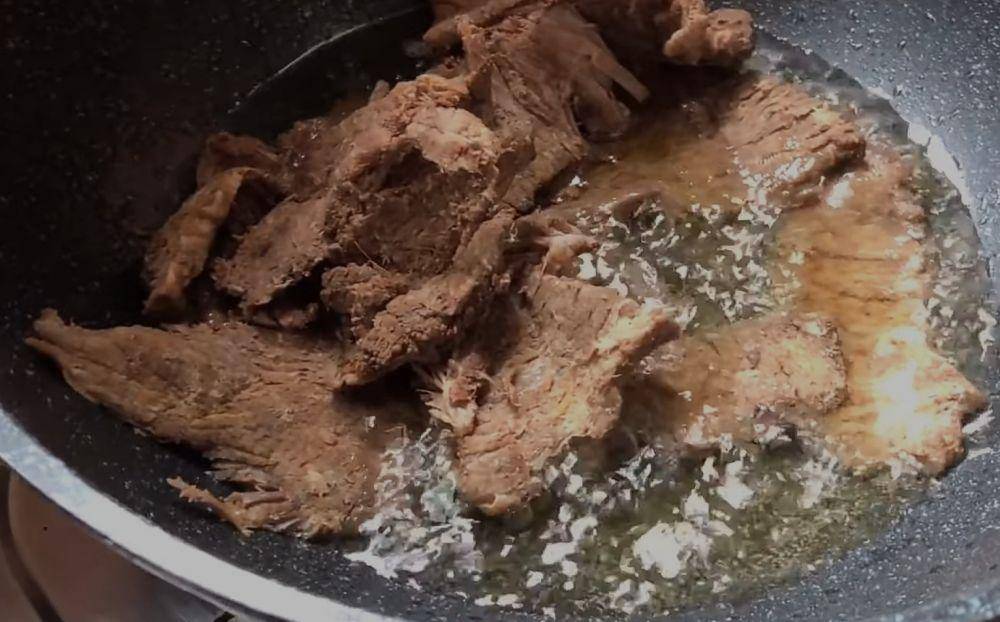 ilustrasi menggoreng daging dendeng (youtube.com/CHECHE KITCHEN)