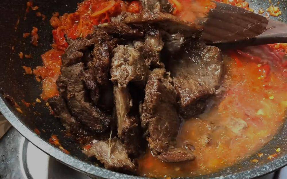 ilustrasi memasak dendeng lambok cabe merah (youtube.com/CHECHE KITCHEN)